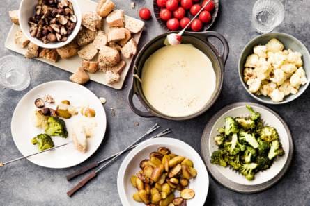 Boerenkaasfondue met groenten, krieltjes & brood
