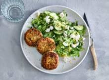 Wist je dat zelf burgers maken helemaal niet moeilijk is? Deze maak je met kipgehakt, quinoa en witte kaas.