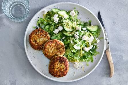 Homemade broccoli-kipburgers met komkommersalade