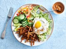 Lekker makkelijk dit gerecht! De bowl vul je met courgettespaghetti, gebakken tempeh en pindasaus.