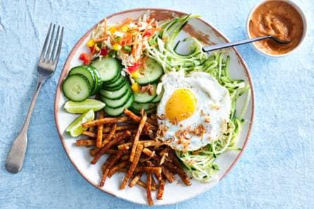 Gadogado van courgettespaghetti, krokante tempeh & een eitje