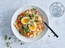 Bij de risotto gaan knoflook, rozemarijn en wortel. Extra romig wordt het gerecht door de Parmezaanse kaas en boter.