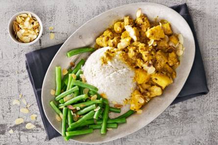 Homemade kip kerrie met ananas en amandelen