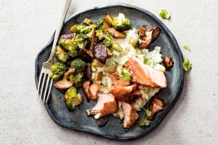 Zalm teriyaki met kokos-aardappelpuree, broccoli en shiitakes