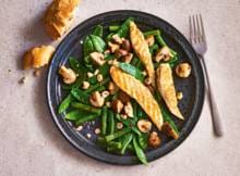 Lekker makkelijk, lekker gekruid: salade met een bite en supermals gegrilde kip erbij. 