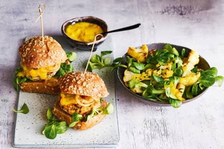 Kipburgers met gekaramelliseerde ui en piccalilly