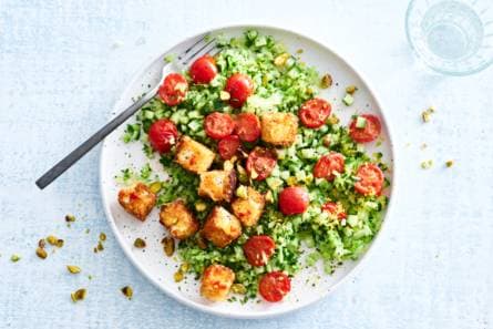 Couscous van broccolirijst, verse kruiden, pistache & witte kaas