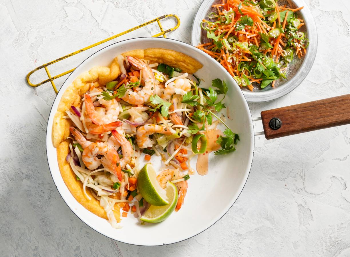 Aziatische garnalenomelet met wortel-sesamsalade
