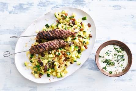 Runderkebab met yoghurtdip & courgette-kaneelcouscous