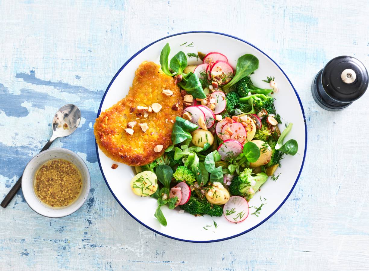 Vegaschnitzel met salade van aardappel, broccoli & dille