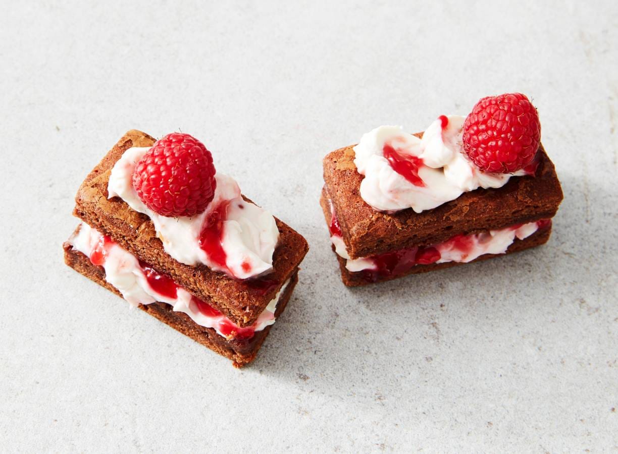 Brownie petitfours met frambozentopping