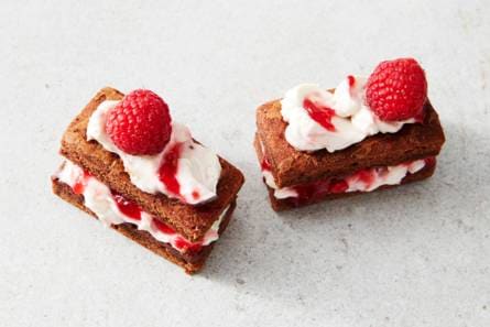 Brownie petitfours met frambozentopping