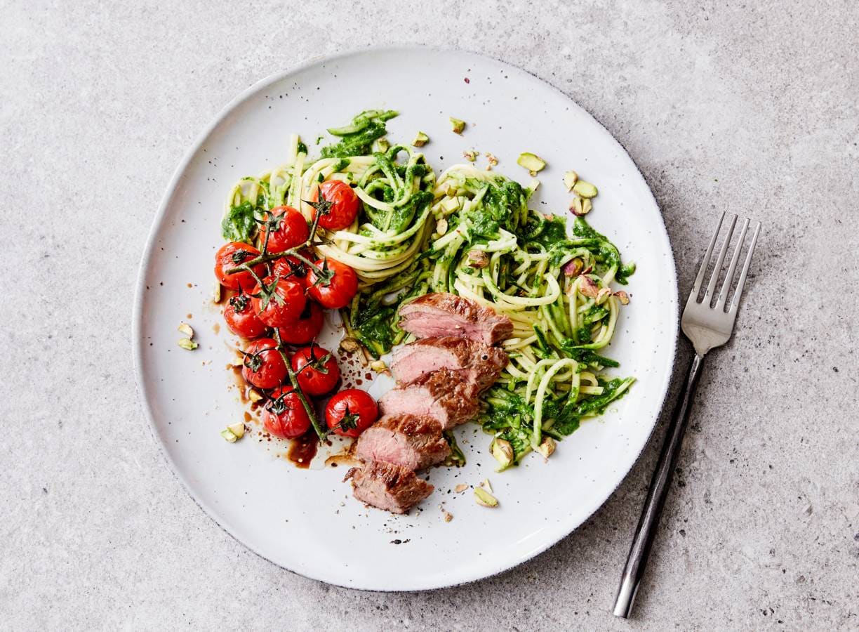 Courgettespaghetti met tomaat, pistache en een lamshaasje