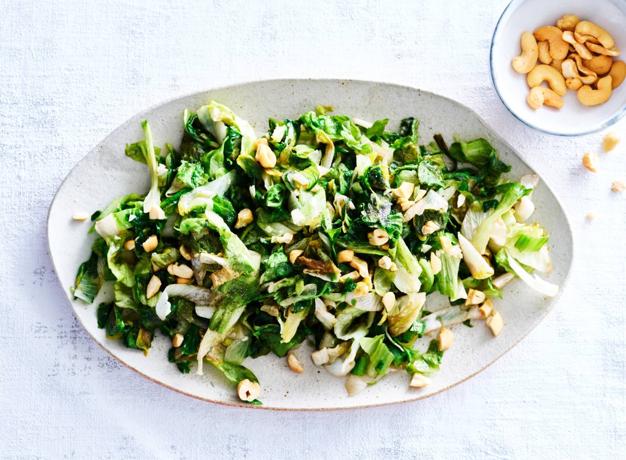 Andijvie met gember en cashewnoten