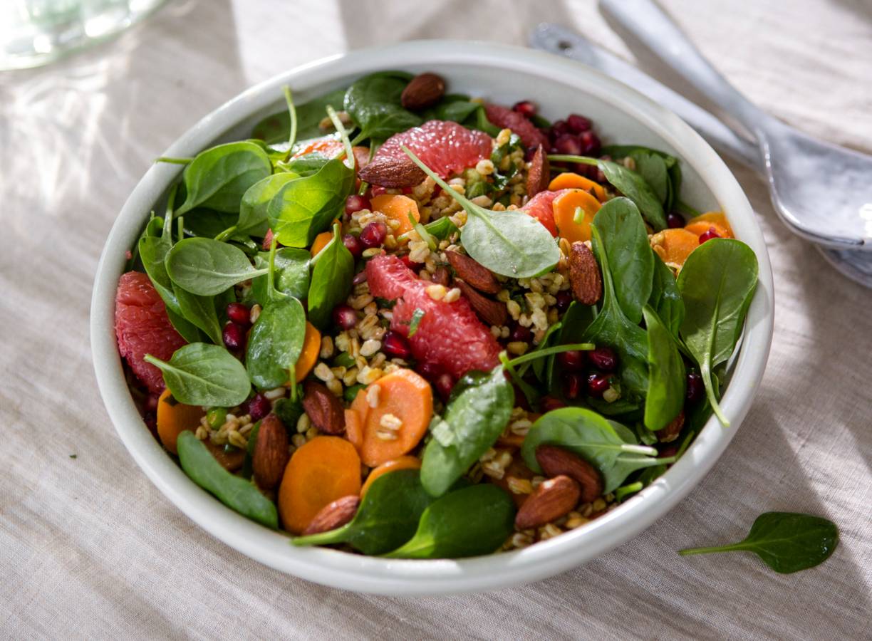 Granensalade met wortel, grapefruit en munt