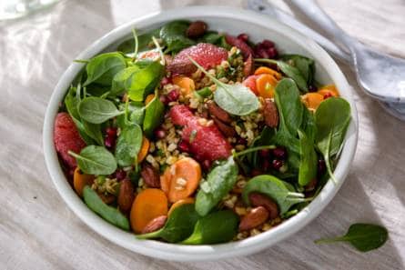 Granensalade met wortel, grapefruit en munt