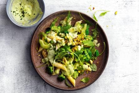 Broccoli-pastasalade met green goddess-dressing