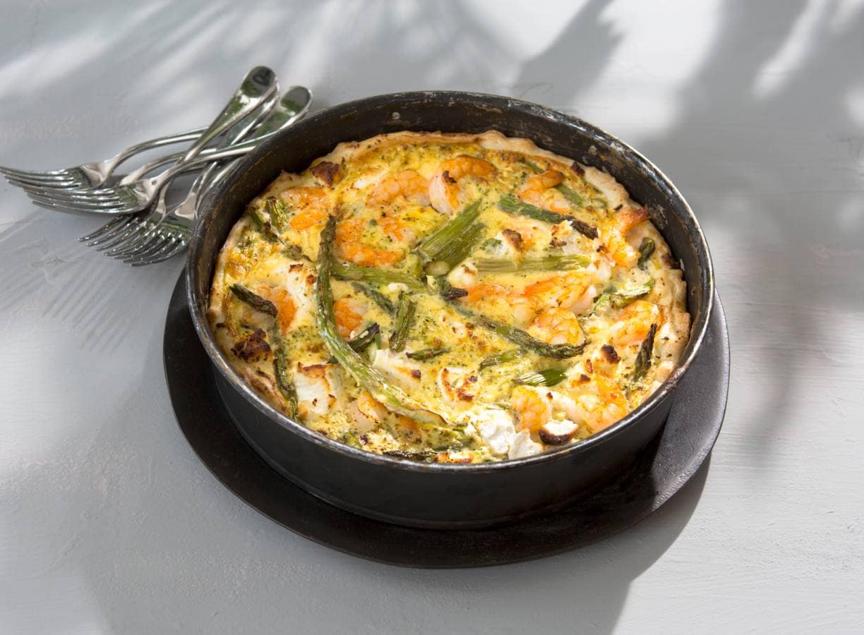 Lentequiche met asperges, broccoli en garnalen