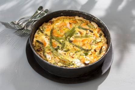 Lentequiche met asperges, broccoli en garnalen
