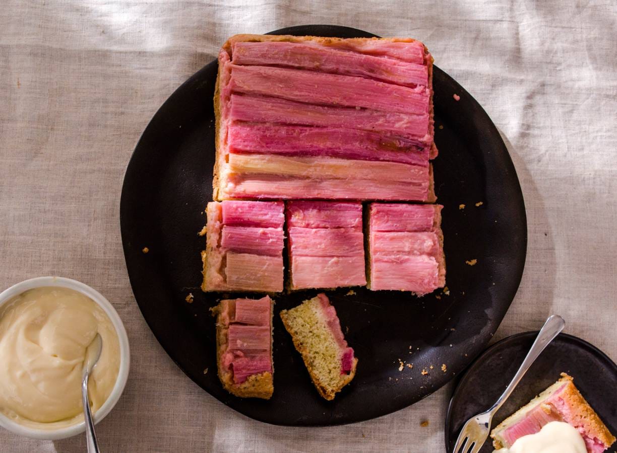Omgekeerde rabarbercake met lemoncurdcrème