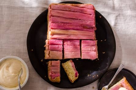 Omgekeerde rabarbercake met lemoncurdcrème