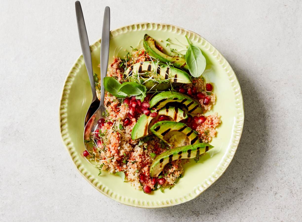 Quinoa met gegrilde avocado en granaatappel