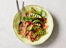 Avocado grillen? Dat geeft een intense smaak. Lekker in dit veganistische gerecht met witte quinoa en walnoten. 