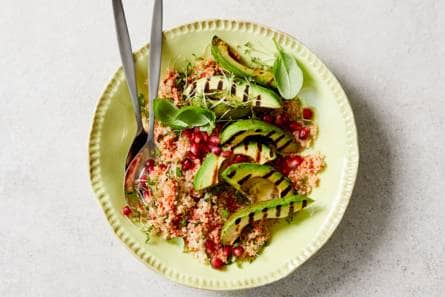 Quinoa met gegrilde avocado en granaatappel