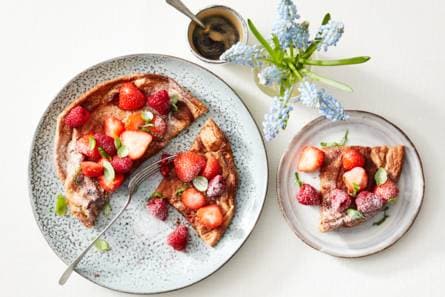Schuimomelet met rood fruit en basilicum
