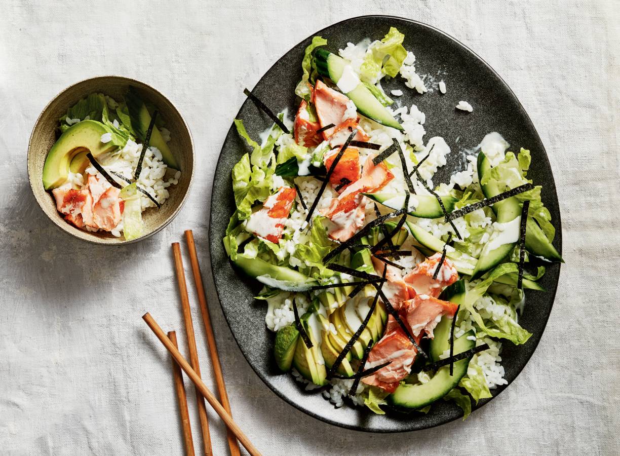 Sushisalade met warmgerookte zalm