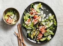 De zalm - met z'n heerlijke, intense rooksmaak - máákt deze salade. 