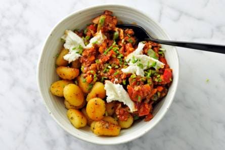 Vegabolognese met kastanjechampignons, gnocchi & mozzarella