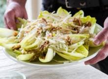 Het zuurtje van de Granny Smith, het zoete van de Pink Lady en het bittere van de witlof. Alles klopt in deze saladeklassieker. 