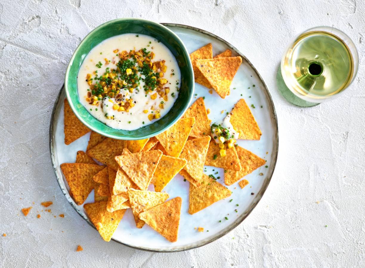 Warme maisdip met tortillachips