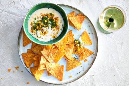 Warme maisdip met tortillachips