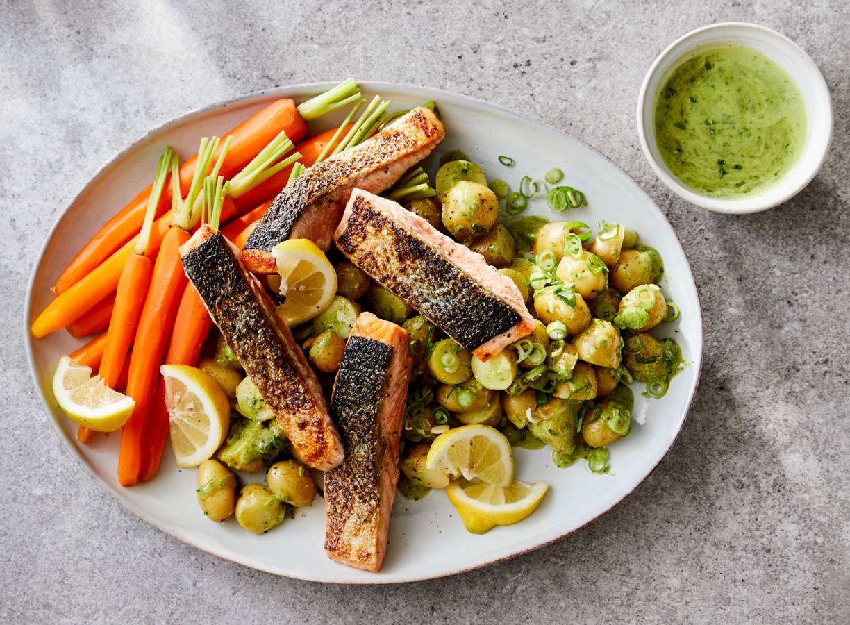 Zalmfilet op de huid met lauwwarme krieltjessalade