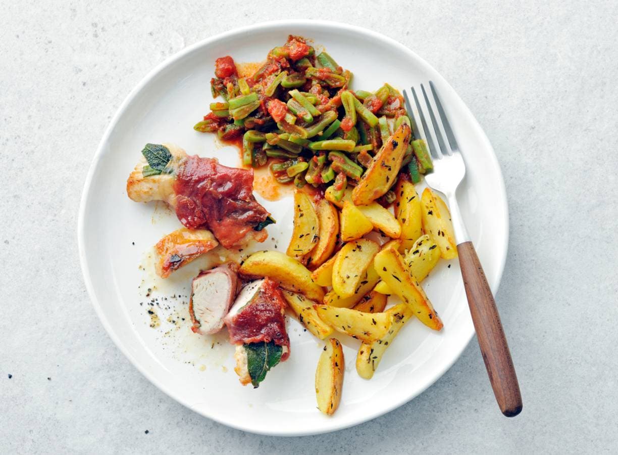 Kalkoensaltimbocca's met snijbonen en aardappelpartjes