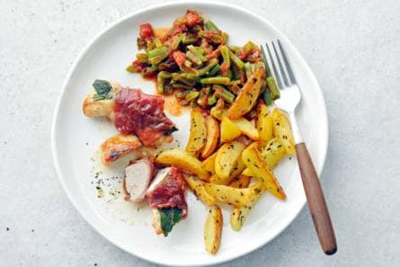 Kalkoensaltimbocca's met snijbonen en aardappelpartjes