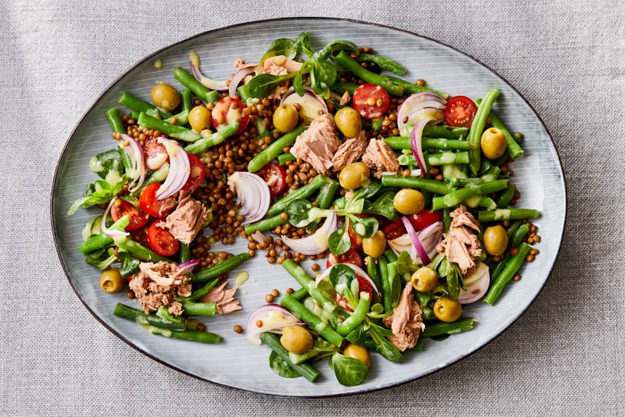 Rijkgevulde maaltijdsalade niçoise met tonijn en linzen recept