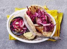 Lekker licht en fris, deze pita met kip en een rauwkost  van rodekool, komkommer en radijs.