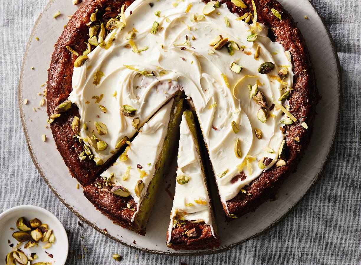 Courgettetaart met yoghurtfrosting en pistachenoten