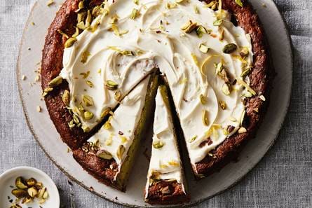 Courgettetaart met yoghurtfrosting en pistachenoten