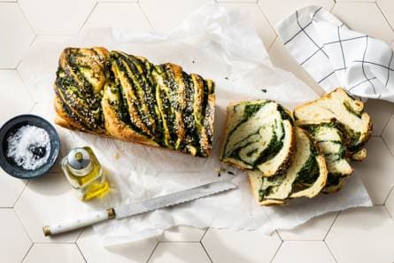 Babka met spinazie en halloumi