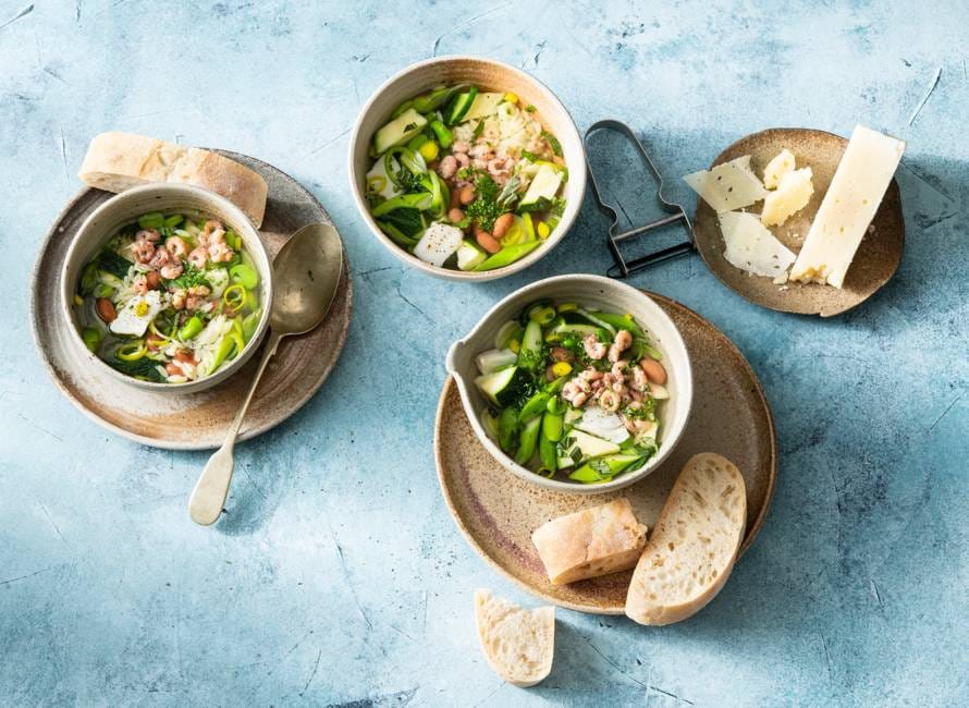 Groene lenteminestrone met Hollandse garnalen & kabeljauw
