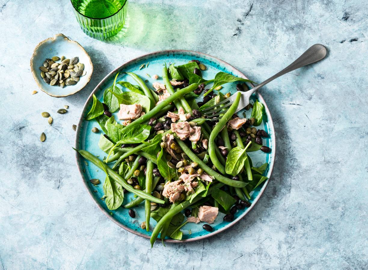 Maaltijdsalade met groene groenten en tonijn