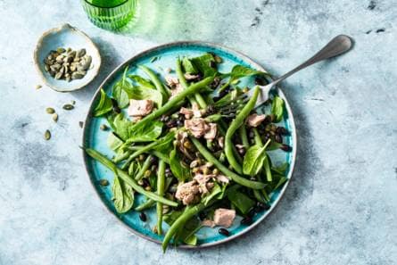 Maaltijdsalade met groene groenten en tonijn