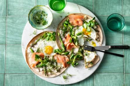 Ontbijtpizza met lentegroenten en gebakken ei