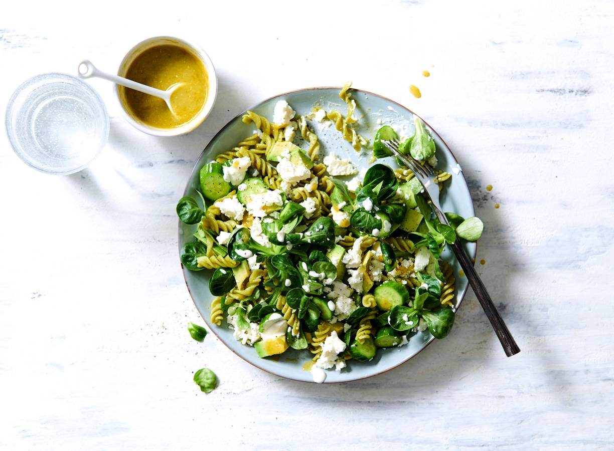 Vegetarische pastasalade met avocado, veldsla, komkommer & feta