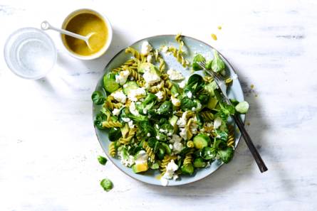 Pastasalade met avocado, veldsla, komkommer & feta