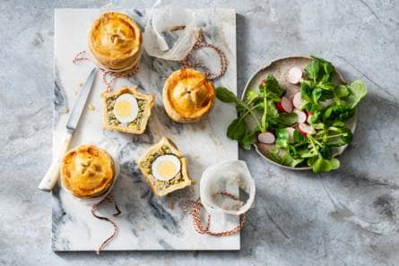 Homemade lentepasteitjes met ham & henneneitjes